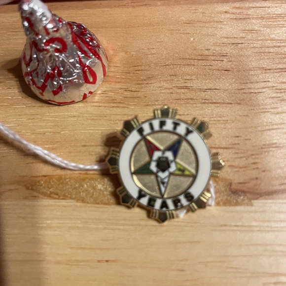 💙💛🤍💚❤️ Order of the Eastern Star 50 Year Pin ❤️💚🤍💛💙 - Picture 2 of 3